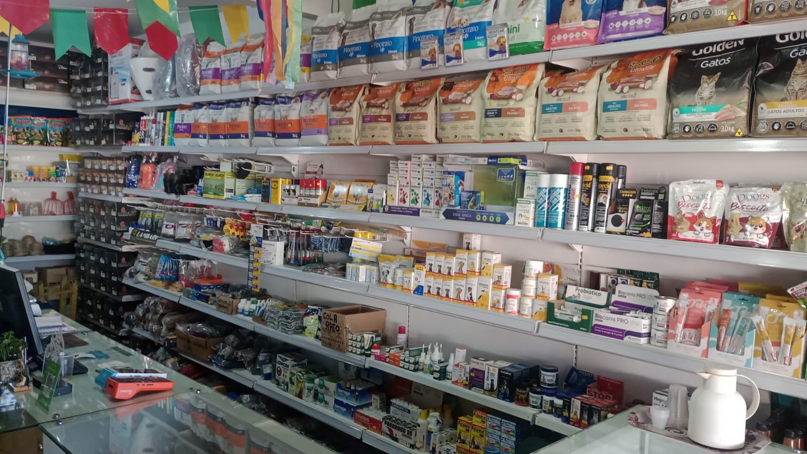 Interior da loja Agrotop com rações e medicamentos